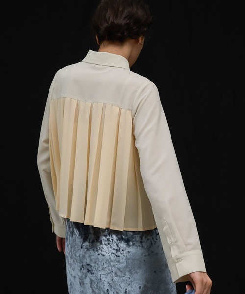 Andemiu(アンデミュウ)の「バックプリーツシャツ135847(シャツ/ブラウス・レディース・ブラック/グリーン/アイボリー・FREE)」の13枚目の写真