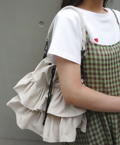 CORNERS（コーナーズ）の「2段フリルバッグ（ショルダーバッグ・レディース・ブラック/ベージュ/グレー/カーキ/アイボリー・FREE）」の2枚目の写真