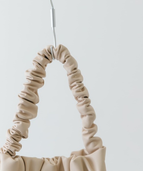 RODE SKO(ロデスコ)の「ダブルギャザーバッグ(ハンドバッグ・レディース・ブラック/アイボリー/イエロー系その他・ONE)」の4枚目の写真