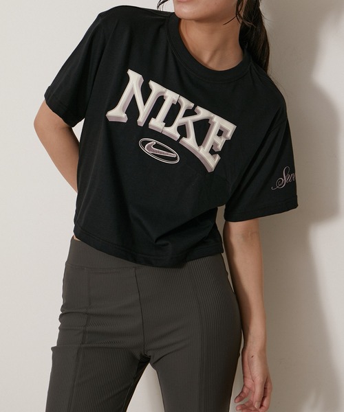 NIKE（ナイキ）の「【NIKE】ナイキ NSW OC VARZITY Tシャツ ウィメンズ（Tシャツ/カットソー・レディース・ブラック/ネイビー・S/M/L）」の2枚目の写真