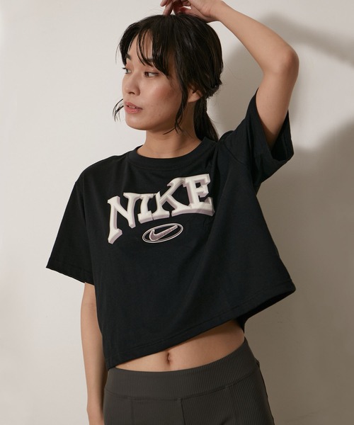 NIKE（ナイキ）の「【NIKE】ナイキ NSW OC VARZITY Tシャツ ウィメンズ（Tシャツ/カットソー・レディース・ブラック/ネイビー・S/M/L）」の5枚目の写真
