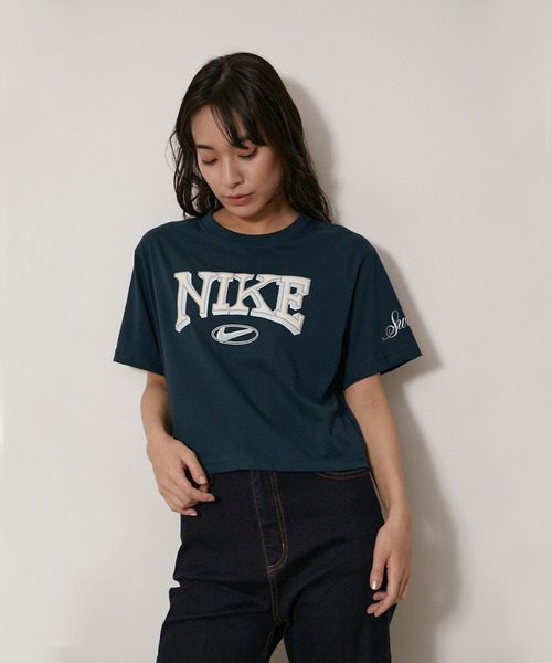 NIKE（ナイキ）の「【NIKE】ナイキ NSW OC VARZITY Tシャツ ウィメンズ（Tシャツ/カットソー・レディース・ブラック/ネイビー・S/M/L）」の12枚目の写真
