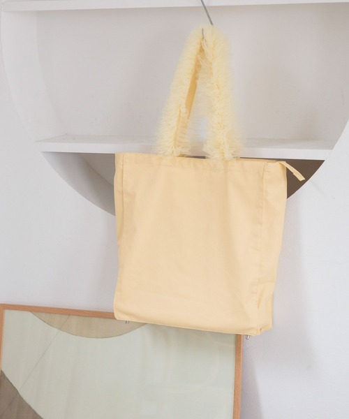 mysty woman(ミスティウーマン)の「【WEB限定/普段使いやマザーズバッグにも!】大容量!!推し活チュールマルチトートBAG 146673(トートバッグ・レディース・ブルー/オフホワイト/ブラック/ピンク/グリーン/レッド/イエロー・FREE)」の5枚目の写真