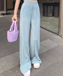 引き立てるプリーツワイドパンツ