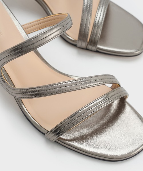 CHARLES & KEITH（チャールズ & キース）の「Arden アーデン ウェービーストラップミュール（サンダル・レディース・オフホワイト/ブラック/シルバー系その他・24.5cm/23.5cm/23cm/22.5cm/25cm/25.5cm）」の10枚目の写真