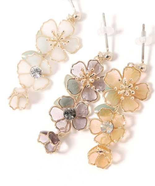 GLOBAL WORK（グローバルワーク）の「ゴージャスフラワーピアス/130970（ピアス（両耳用）・レディース・ホワイト/ベージュ/グレー・ONE SIZE）」の5枚目の写真
