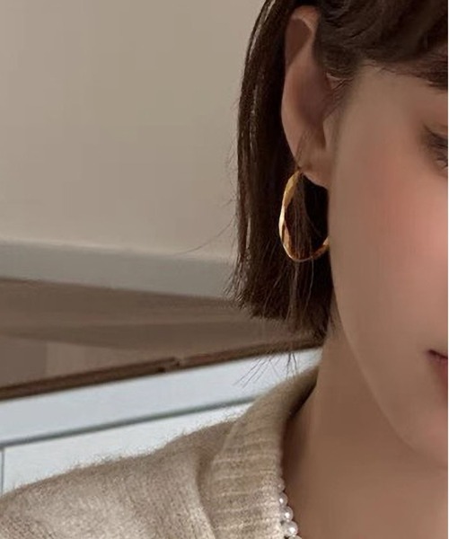 LA VORAGINE(ラ ヴォラジネ)の「アレルギー対応モービウスフープピアス(ピアス(両耳用)・レディース・シルバー/ゴールド・FREE)」の4枚目の写真