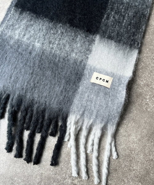 CPCM(シーピーシーエム)の「バルキーチェックマフラー(マフラー・メンズ・ブラック/オレンジ/ブルー・FREE)」の11枚目の写真