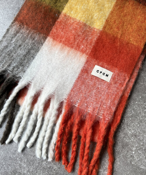 CPCM(シーピーシーエム)の「バルキーチェックマフラー(マフラー・メンズ・ブラック/オレンジ/ブルー・FREE)」の5枚目の写真