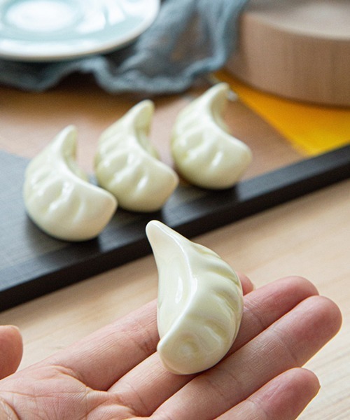 Ein(アイン)の「Ein/箸置き 餃子(カトラリー・レディース・アイボリー/イエロー/レッド/ライトブルー/ピンク/オレンジ/ダークオレンジ・FREE)」の9枚目の写真