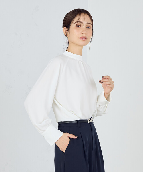 COMME CA ISM（コムサイズム）の「ハイネック　ボリュームスリーブブラウス / セットアップ対応（シャツ/ブラウス・レディース・ネイビー/ホワイト・MEDIUM/LARGE）」の5枚目の写真