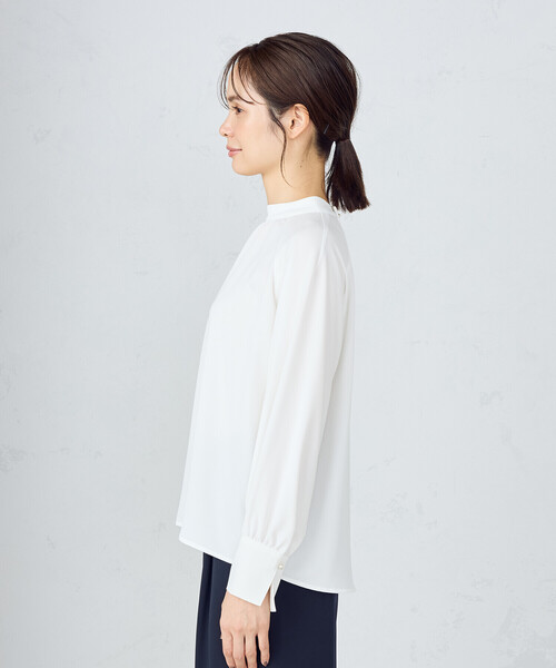 COMME CA ISM（コムサイズム）の「ハイネック　ボリュームスリーブブラウス / セットアップ対応（シャツ/ブラウス・レディース・ネイビー/ホワイト・MEDIUM/LARGE）」の10枚目の写真
