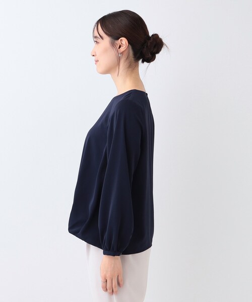SHOO・LA・RUE（シューラルー）の「【通勤/セレモニー】さらり軽やか インせず決まる 裾タックブラウス（シャツ/ブラウス・レディース・ネイビー/オフホワイト・02/03/04/01/05）」の17枚目の写真