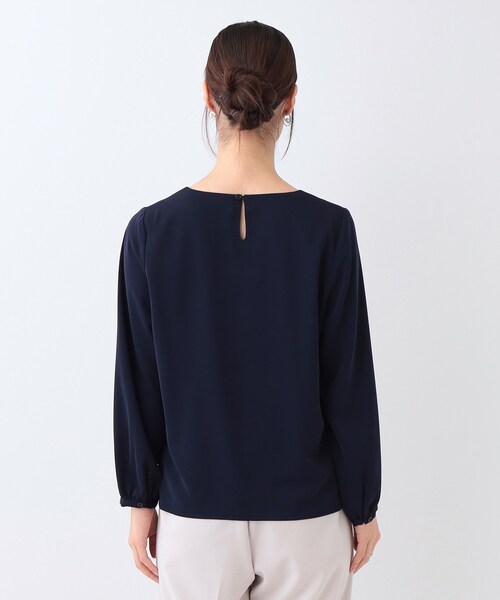 SHOO・LA・RUE（シューラルー）の「【通勤/セレモニー】さらり軽やか インせず決まる 裾タックブラウス（シャツ/ブラウス・レディース・ネイビー/オフホワイト・02/03/04/01/05）」の3枚目の写真