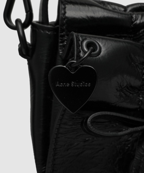 Acne Studios（アクネストゥディオズ）の「Multipocket Micro Crossbody Lux（ショルダーバッグ・レディース・ブラック・ONE SIZE）」の3枚目の写真