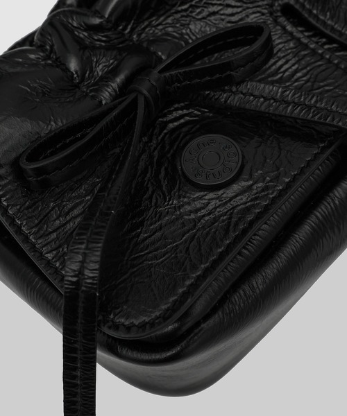 Acne Studios（アクネストゥディオズ）の「Multipocket Micro Crossbody Lux（ショルダーバッグ・レディース・ブラック・ONE SIZE）」の4枚目の写真