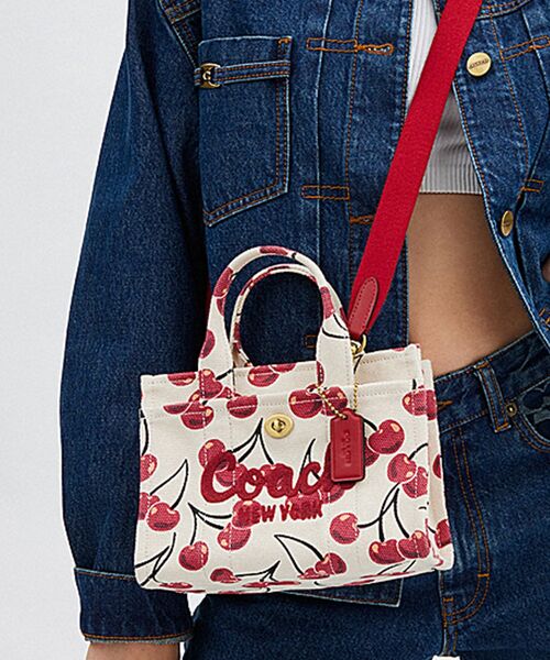 COACH（コーチ）の「カーゴ トート バッグ 20・チェリー プリント