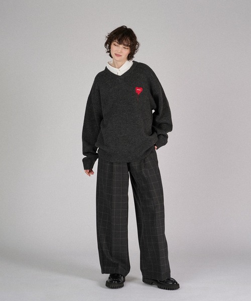 ONCILY(オンシェリー)の「MELTY HEART LOGO V-NECK KNIT / メルティーハートVネックニット(ニット/セーター・メンズ・チャコールグレー/アイボリー/ネイビー・SMALL/MEDIUM/LARGE)」の13枚目の写真