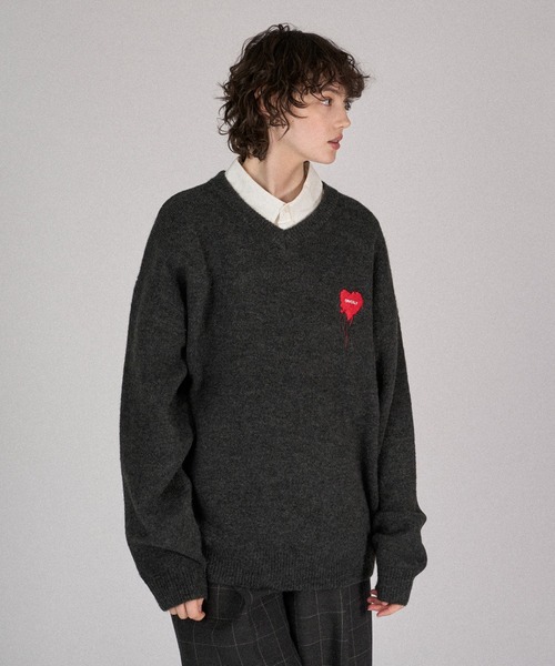 ONCILY(オンシェリー)の「MELTY HEART LOGO V-NECK KNIT / メルティーハートVネックニット(ニット/セーター・メンズ・チャコールグレー/アイボリー/ネイビー・SMALL/MEDIUM/LARGE)」の9枚目の写真