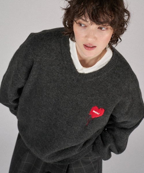ONCILY(オンシェリー)の「MELTY HEART LOGO V-NECK KNIT / メルティーハートVネックニット(ニット/セーター・メンズ・チャコールグレー/アイボリー/ネイビー・SMALL/MEDIUM/LARGE)」の10枚目の写真