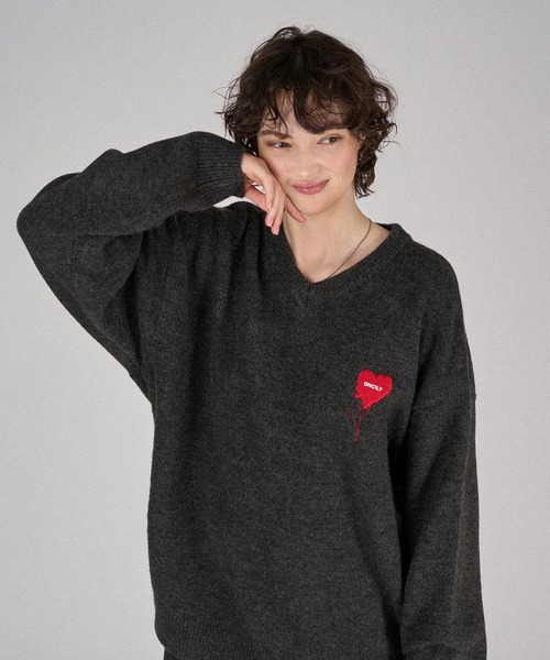 ONCILY(オンシェリー)の「MELTY HEART LOGO V-NECK KNIT / メルティーハートVネックニット(ニット/セーター・メンズ・チャコールグレー/アイボリー/ネイビー・SMALL/MEDIUM/LARGE)」の8枚目の写真