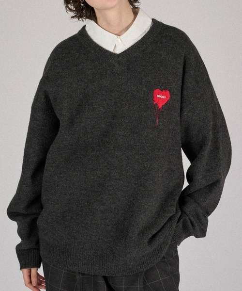 ONCILY(オンシェリー)の「MELTY HEART LOGO V-NECK KNIT / メルティーハートVネックニット(ニット/セーター・メンズ・チャコールグレー/アイボリー/ネイビー・SMALL/MEDIUM/LARGE)」の4枚目の写真