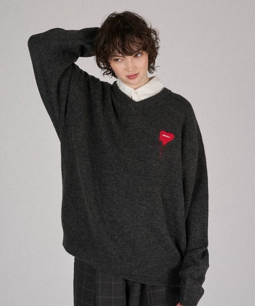 ONCILY(オンシェリー)の「MELTY HEART LOGO V-NECK KNIT / メルティーハートVネックニット(ニット/セーター・メンズ・チャコールグレー/アイボリー/ネイビー・SMALL/MEDIUM/LARGE)」の7枚目の写真