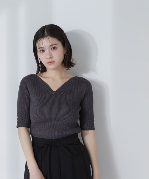 NATURAL BEAUTY BASIC(ナチュラルビューティーベーシック)の「◇ニュアンスネックラメリブニット(ニット/セーター・レディース・チャコールグレー/ベージュ/ブラウン/ブルー・FREE)」の6枚目の写真