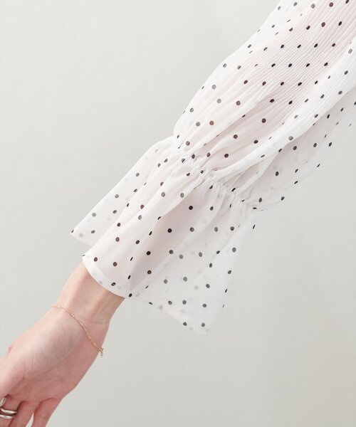natural couture(ナチュラルクチュール)の「マジョリカプリーツブラウス(シャツ/ブラウス・レディース・グレイッシュベージュ/その他1/ドット/ネイビー/その他2/サックスブルー/ピンク・FREE)」の10枚目の写真