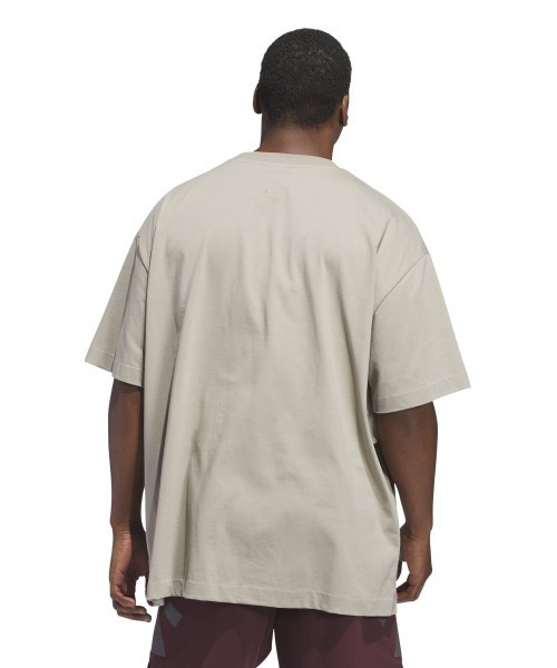 adidas(アディダス)の「adidas BASKETBALL TEE(アディダス バスケットボール 半袖Tシャツ(ジェンダーニュートラル))(Tシャツ/カットソー・メンズ・ベージュ系/グレー系・MEDIUM/LARGE/X-LARGE)」の5枚目の写真