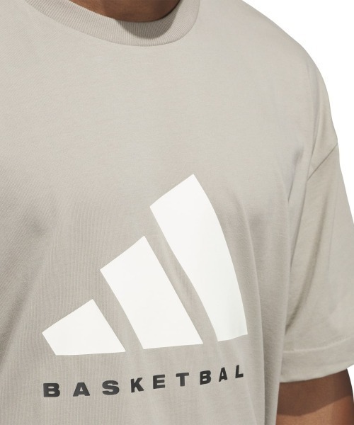 adidas(アディダス)の「adidas BASKETBALL TEE(アディダス バスケットボール 半袖Tシャツ(ジェンダーニュートラル))(Tシャツ/カットソー・メンズ・ベージュ系/グレー系・MEDIUM/LARGE/X-LARGE)」の9枚目の写真