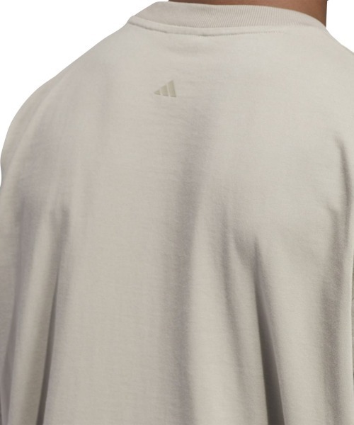 adidas(アディダス)の「adidas BASKETBALL TEE(アディダス バスケットボール 半袖Tシャツ(ジェンダーニュートラル))(Tシャツ/カットソー・メンズ・ベージュ系/グレー系・MEDIUM/LARGE/X-LARGE)」の10枚目の写真