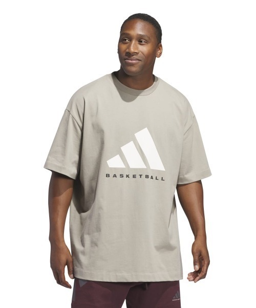 adidas(アディダス)の「adidas BASKETBALL TEE(アディダス バスケットボール 半袖Tシャツ(ジェンダーニュートラル))(Tシャツ/カットソー・メンズ・ベージュ系/グレー系・MEDIUM/LARGE/X-LARGE)」の6枚目の写真