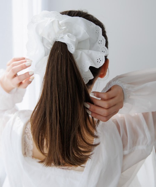 flower（フラワー）の「ビッグレーススカラップシュシュ（シュシュ・レディース・ホワイト・FREE）」の3枚目の写真