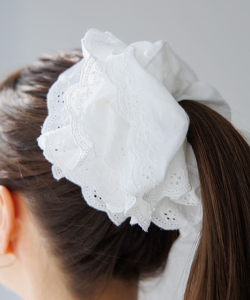 flower（フラワー）の「ビッグレーススカラップシュシュ（シュシュ・レディース・ホワイト・FREE）」の4枚目の写真