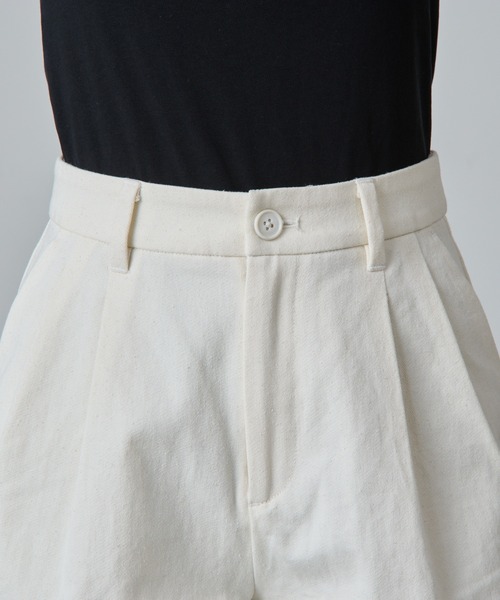 COLONY 2139（コロニートゥーワンスリーナイン）の「2タックコットンツイルショートパンツ（その他パンツ・レディース・アイボリー/ブラック・MEDIUM/SMALL）」の22枚目の写真