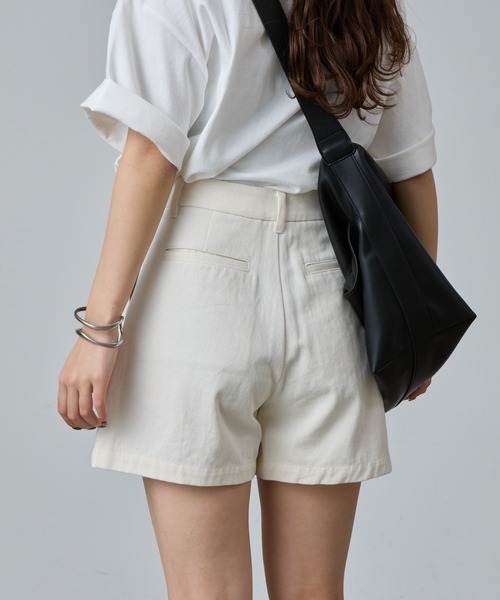 COLONY 2139（コロニートゥーワンスリーナイン）の「2タックコットンツイルショートパンツ（その他パンツ・レディース・アイボリー/ブラック・MEDIUM/SMALL）」の4枚目の写真