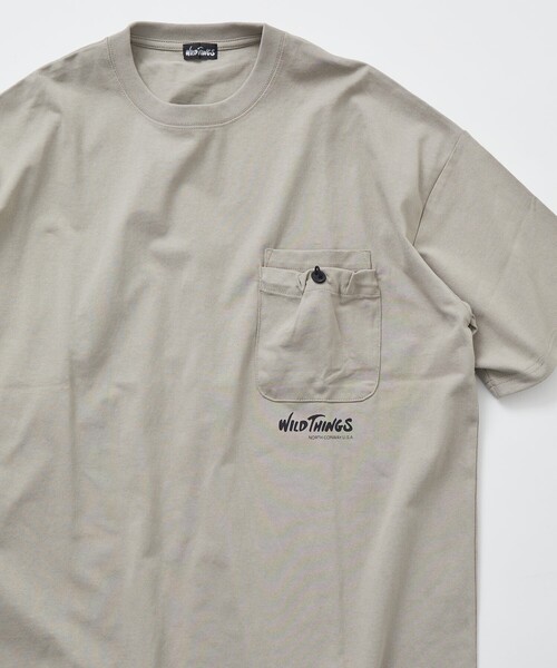 WILD THINGS（ワイルドシングス）の「限定展開 WILD THINGS×FREAK'S STORE/ワイルドシングス 別注 ビッグシルエット ギミック ポケットTシャツ（Tシャツ/カットソー・メンズ・ホワイト/ブラック/アッシュグレー/グレイッシュベージュ・SMALL/LARGE/MEDIUM）」の4枚目の写真