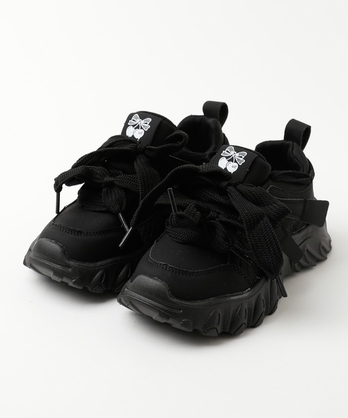 URBAN CHERRY（アーバンチェリー）の「ダブルリボンデザインボリュームソールダッドシューズ（スニーカー・キッズ・ホワイト/ブラック・17.5cm/18.0cm/19.0cm/19.5cm/20.0cm/20.5cm/21.0cm/22.0cm/22.5cm）」の2枚目の写真