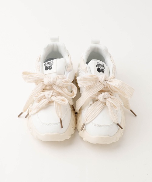 URBAN CHERRY（アーバンチェリー）の「ダブルリボンデザインボリュームソールダッドシューズ（スニーカー・キッズ・ホワイト/ブラック・17.5cm/18.0cm/19.0cm/19.5cm/20.0cm/20.5cm/21.0cm/22.0cm/22.5cm）」の13枚目の写真