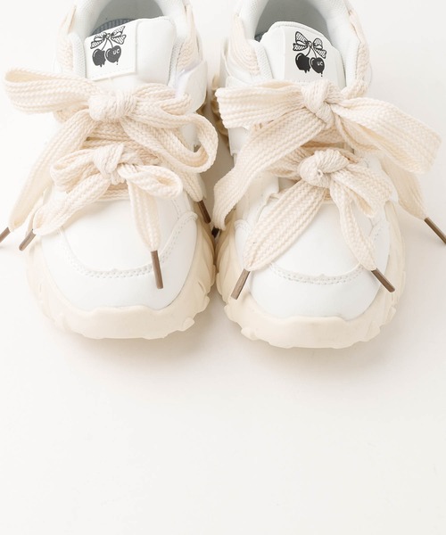 URBAN CHERRY（アーバンチェリー）の「ダブルリボンデザインボリュームソールダッドシューズ（スニーカー・キッズ・ホワイト/ブラック・17.5cm/18.0cm/19.0cm/19.5cm/20.0cm/20.5cm/21.0cm/22.0cm/22.5cm）」の3枚目の写真