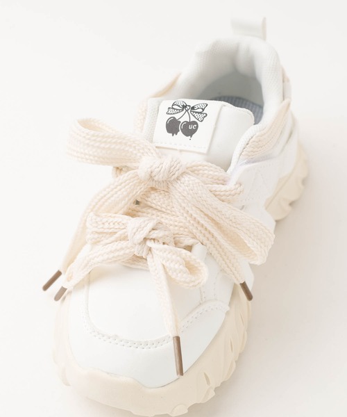 URBAN CHERRY（アーバンチェリー）の「ダブルリボンデザインボリュームソールダッドシューズ（スニーカー・キッズ・ホワイト/ブラック・17.5cm/18.0cm/19.0cm/19.5cm/20.0cm/20.5cm/21.0cm/22.0cm/22.5cm）」の5枚目の写真