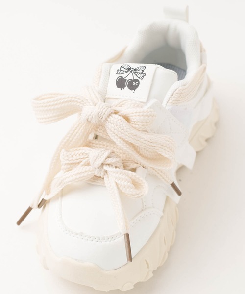URBAN CHERRY（アーバンチェリー）の「ダブルリボンデザインボリュームソールダッドシューズ（スニーカー・キッズ・ホワイト/ブラック・17.5cm/18.0cm/19.0cm/19.5cm/20.0cm/20.5cm/21.0cm/22.0cm/22.5cm）」の6枚目の写真