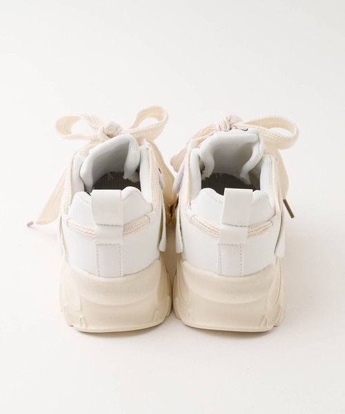 URBAN CHERRY（アーバンチェリー）の「ダブルリボンデザインボリュームソールダッドシューズ（スニーカー・キッズ・ホワイト/ブラック・17.5cm/18.0cm/19.0cm/19.5cm/20.0cm/20.5cm/21.0cm/22.0cm/22.5cm）」の15枚目の写真