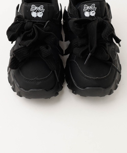 URBAN CHERRY（アーバンチェリー）の「ダブルリボンデザインボリュームソールダッドシューズ（スニーカー・キッズ・ホワイト/ブラック・17.5cm/18.0cm/19.0cm/19.5cm/20.0cm/20.5cm/21.0cm/22.0cm/22.5cm）」の4枚目の写真