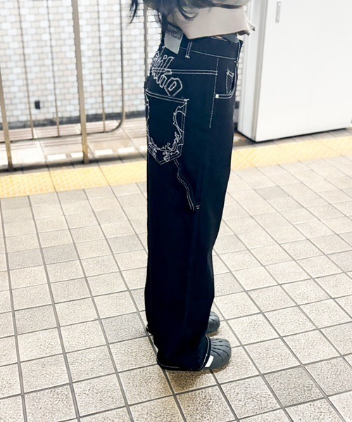 Vini（ヴィニ）の「【Vini】カーペンターデニム刺繍パンツ（デニムパンツ・レディース・ブラック・MEDIUM/SMALL/LARGE）」の2枚目の写真