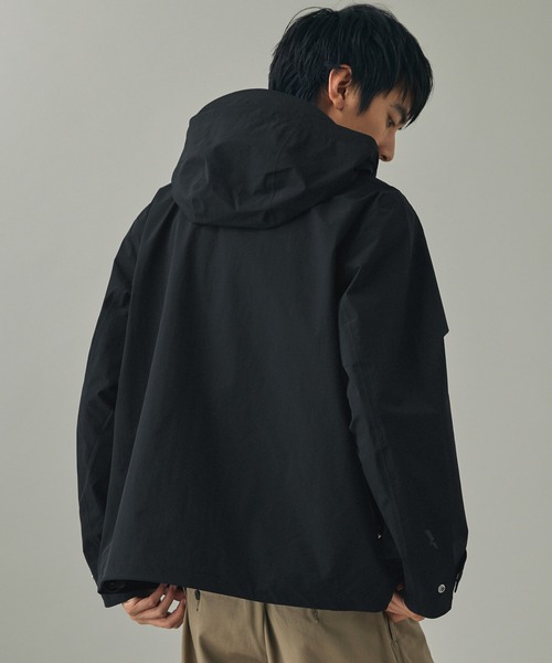 AIGLE(エーグル)の「透湿防水 防風 フーデッドジャケット(マウンテンパーカー・メンズ・グレー/ブラック・L/M/S)」の11枚目の写真