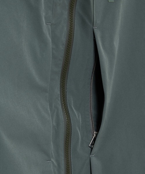 AIGLE(エーグル)の「透湿防水 防風 フーデッドジャケット(マウンテンパーカー・メンズ・グレー/ブラック・L/M/S)」の21枚目の写真