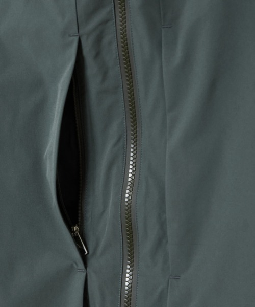 AIGLE(エーグル)の「透湿防水 防風 フーデッドジャケット(マウンテンパーカー・メンズ・グレー/ブラック・L/M/S)」の22枚目の写真