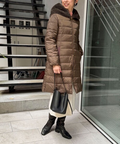 MICO COULIER（ミコクリエ）の「《撥水》高密度タフタ×フェイクファーロングコート（ダウンジャケット/コート・レディース・ブラウン/ブラック/チャコールグレー・38）」の6枚目の写真